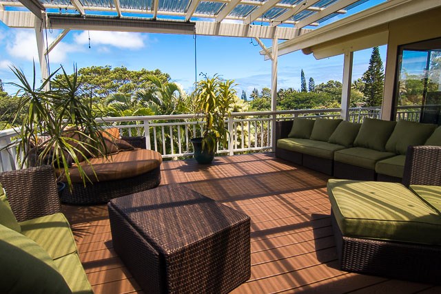 60 Oili Road Haiku, HI 96708 - Photo 7 of 30 a view of a terrace with couches