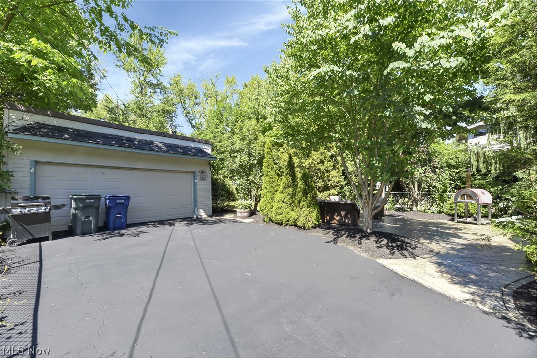 3337 Bradford Road Cleveland, OH 44118 - Photo 4 of 27