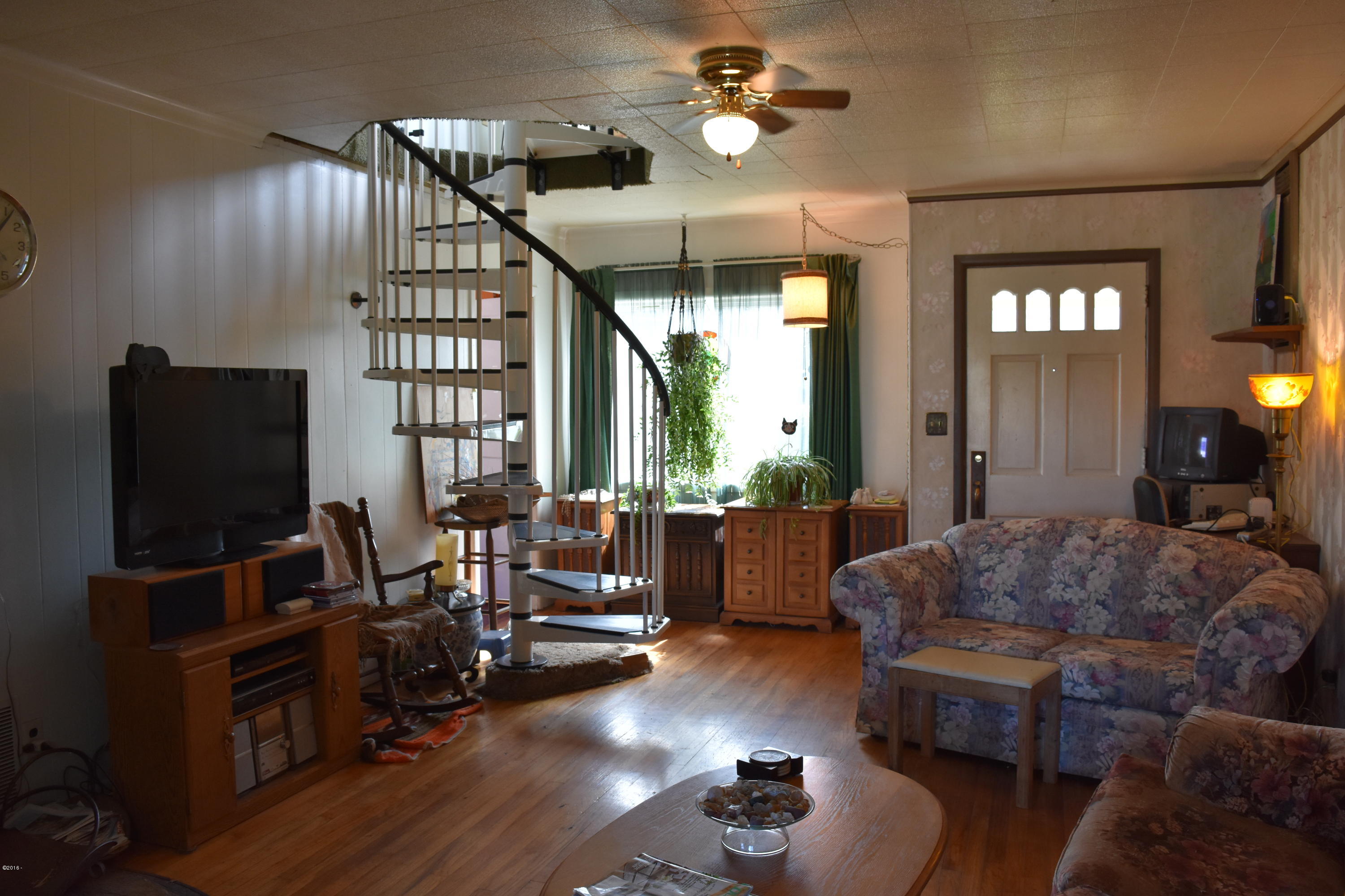 175 South Gaither Street Siletz, OR 97380 - Photo 4 of 25 Living room