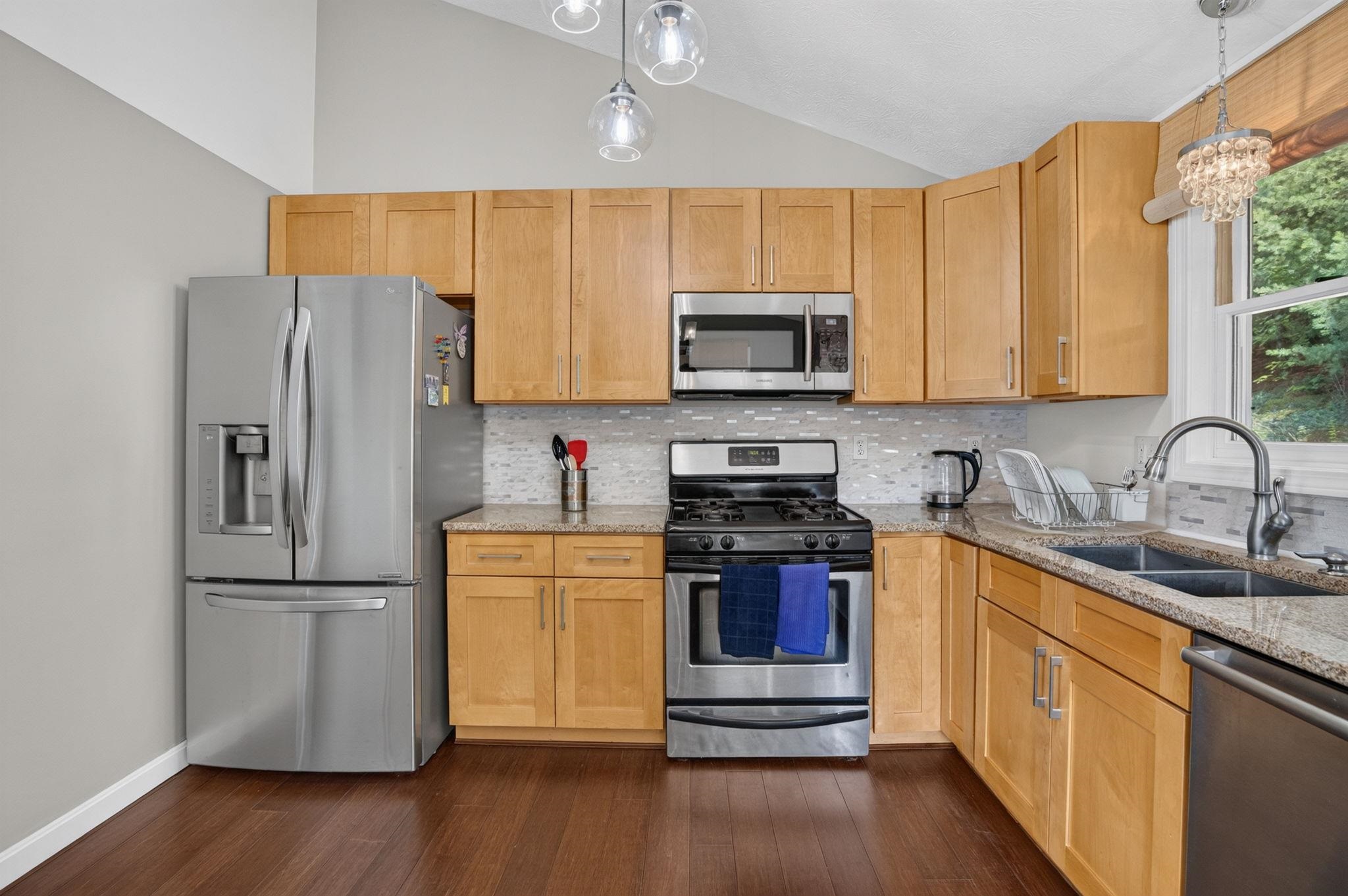 18 Cobble Hill Road Nashua, NH 03062 - Photo 5 of 44