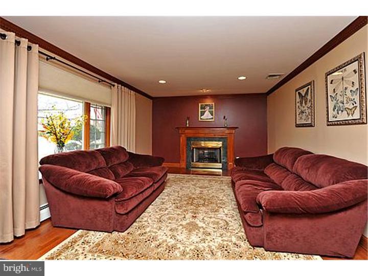1535 Windmill Road Warminster, PA 18974 - Photo 3 of 25 Living Room