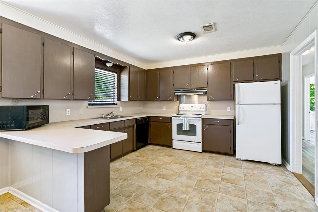 308 North Ave C Springtown, TX 76082 - Photo 8 of 25