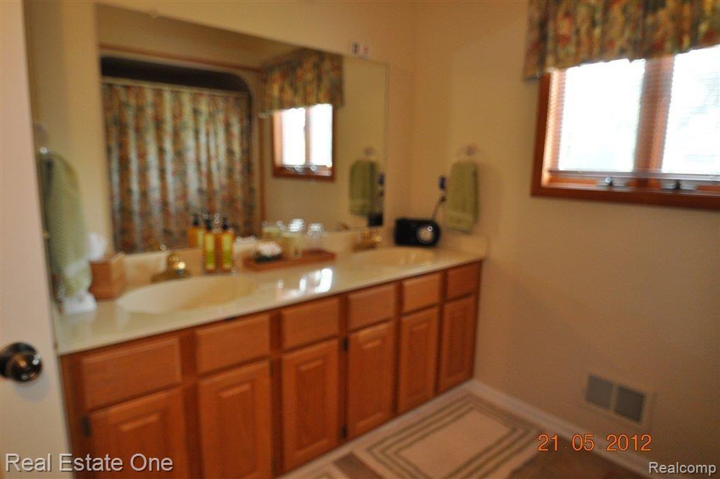 1459 North Rochester Road Oakland, MI 48363 - Photo 16 of 23 Upper Bath