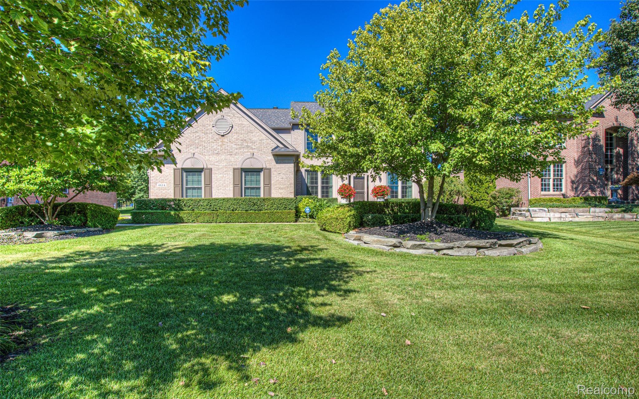 4124 Wincrest Lane Rochester, MI 48306 - Photo 2 of 39 Beautiful Landscape