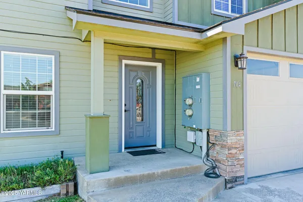 $375,000 | 704 Fountain Boulevard, Zillah, WA 98953