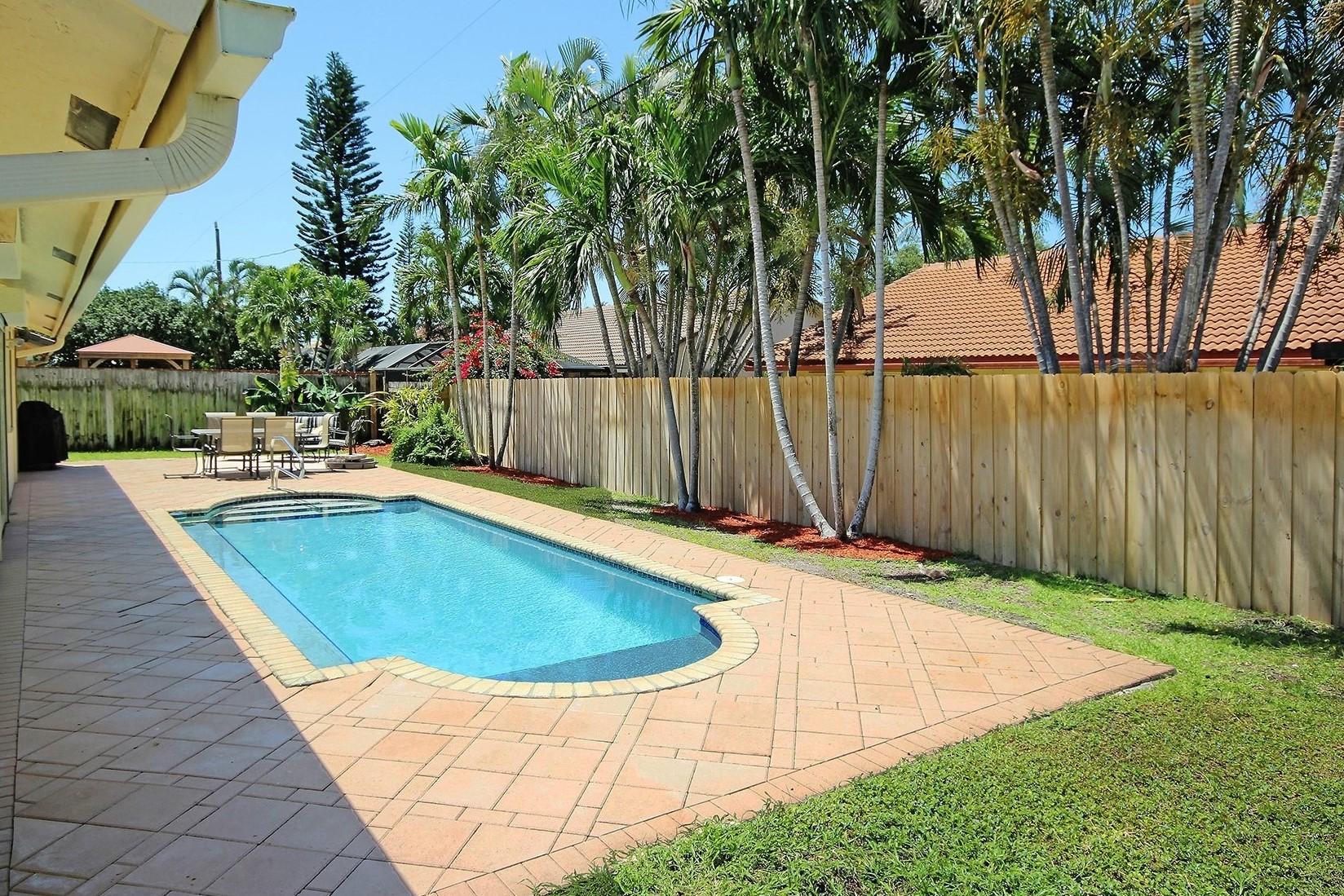 7801 West Country Club Boulevard Boca Raton, FL 33487 - Photo 33 of 40 Backyard/Pool