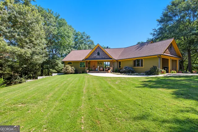 a view of a house with a yard