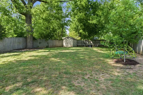 a view of a back yard