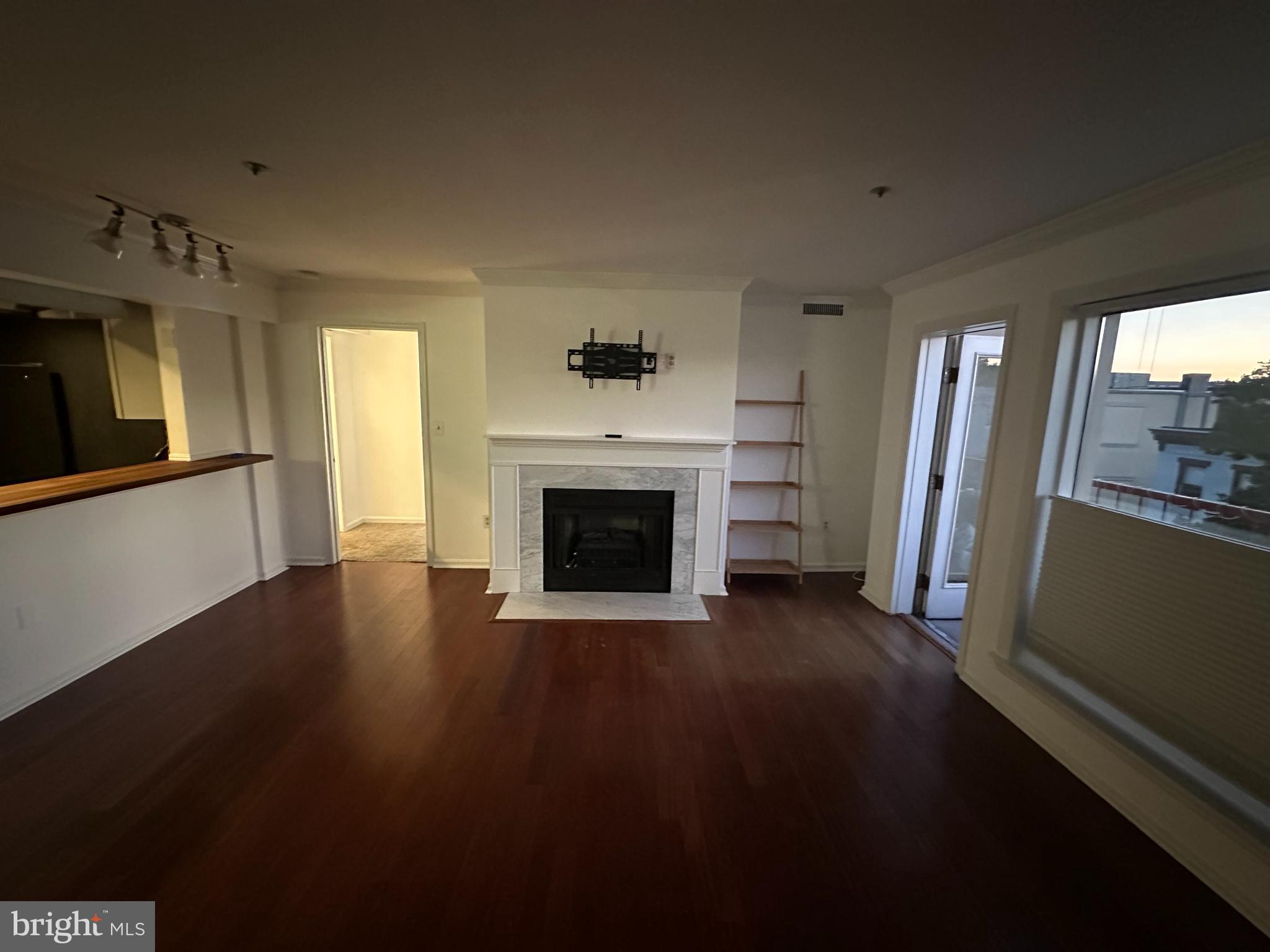 911 South Charles Street, Unit 403 Baltimore, MD 21230 - Photo 4 of 18 Living Room