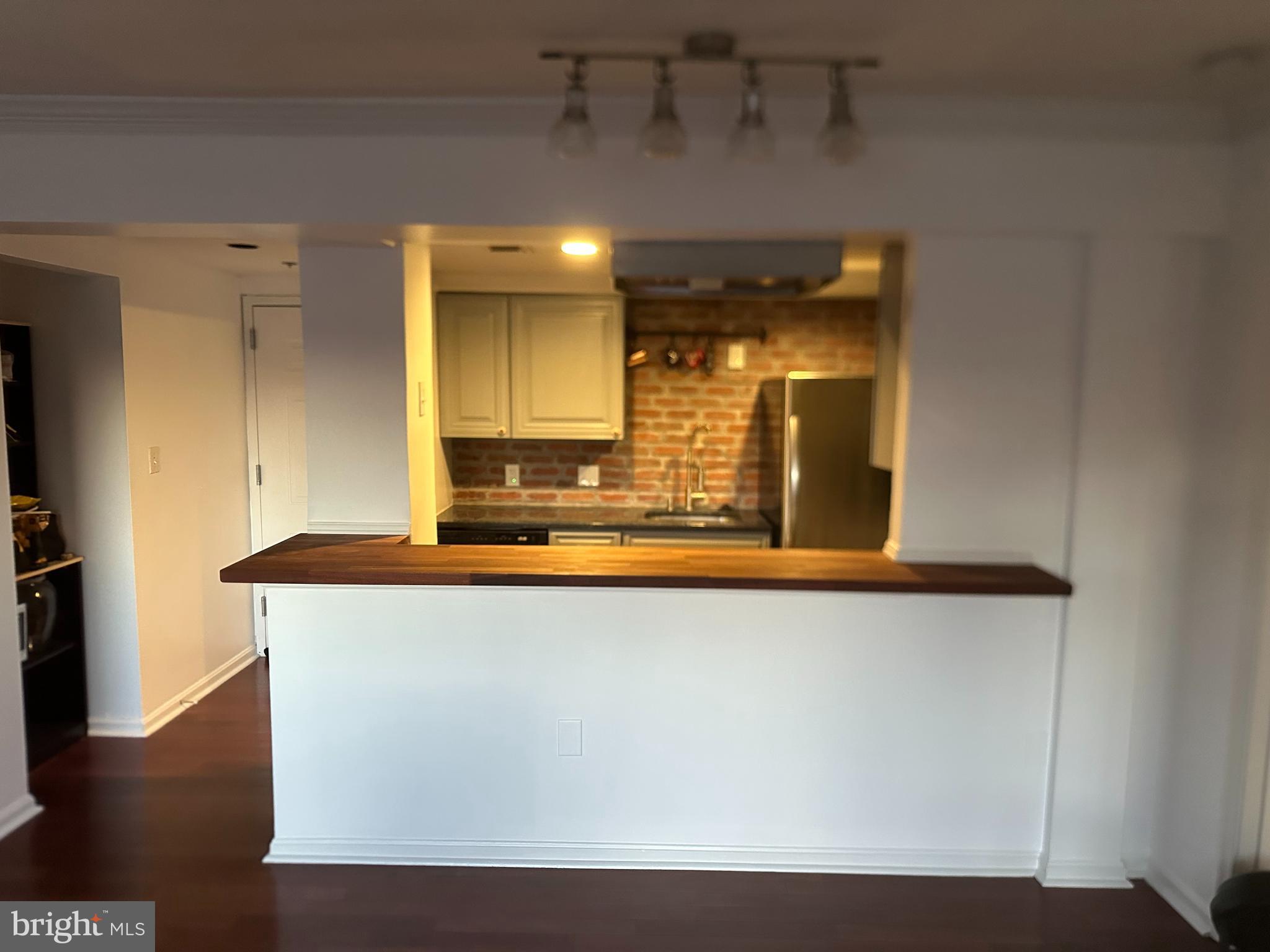 911 South Charles Street, Unit 403 Baltimore, MD 21230 - Photo 6 of 18 Kitchen / Breakfast Bar