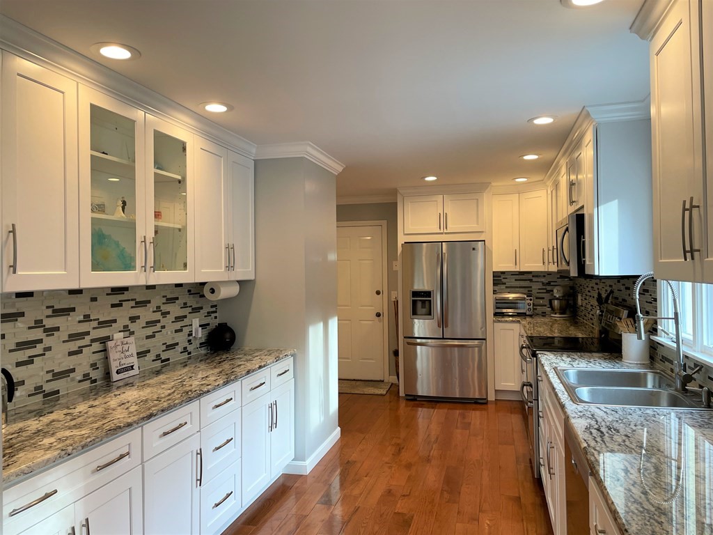 954 Russell Road Westfield, MA 01085 - Photo 5 of 19 Gallery Image 5