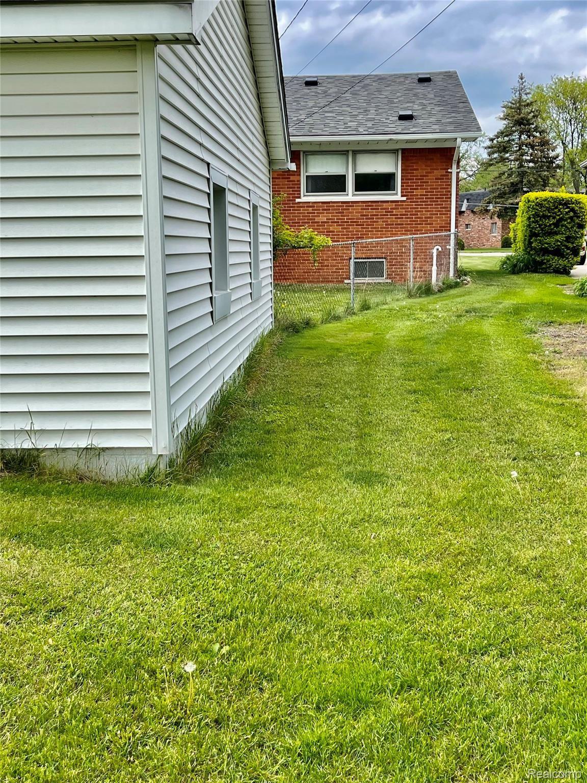 8438 Canal Road Sterling Heights, MI 48314 - Photo 7 of 23 Side with garage.jpg