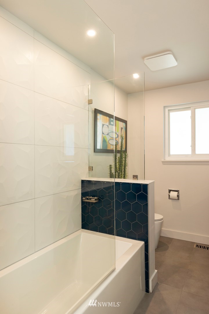 10803 Rustic Road South Seattle, WA 98178 - Photo 22 of 38 a bathroom with a bathtub and a sink