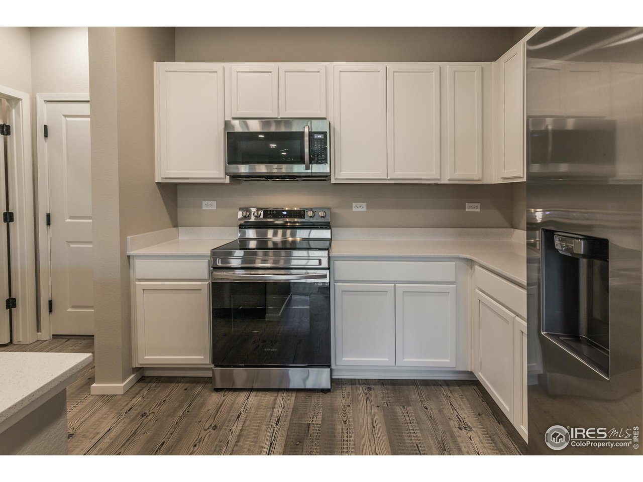 6721 4th St Road, Unit 5 Greeley, CO 80634 - Photo 15 of 38 KITCHEN W/ S.S. APPLIANCES