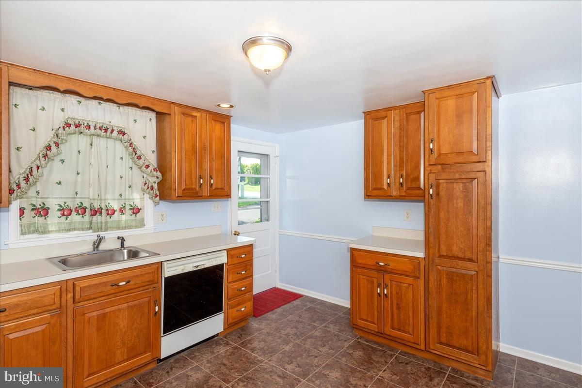 384 Greendale Road York, PA 17403 - Photo 11 of 26 Oak kitchen