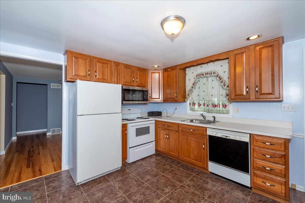 384 Greendale Road York, PA 17403 - Photo 10 of 26 Kitchen with Tile Floor