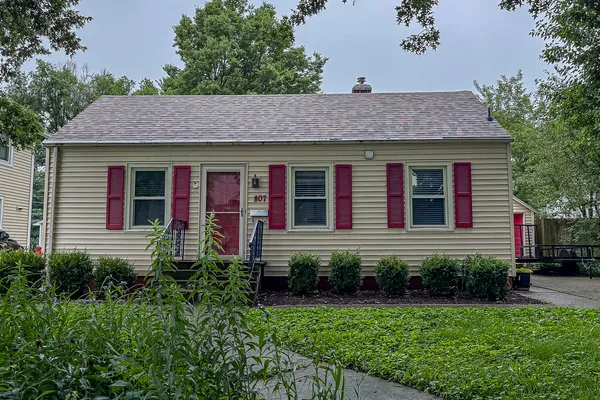 $2,600 | 807 West John Street, Champaign, IL 61820