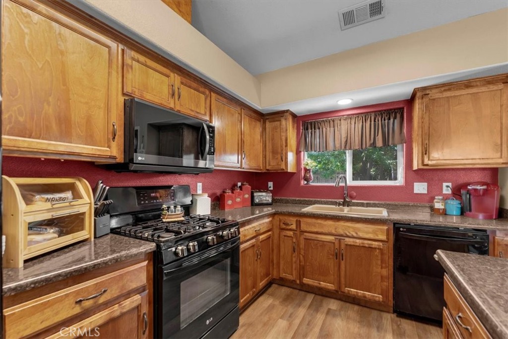 1465 Crosspoint Way Red Bluff, CA 96080 - Photo 4 of 58 kitchen