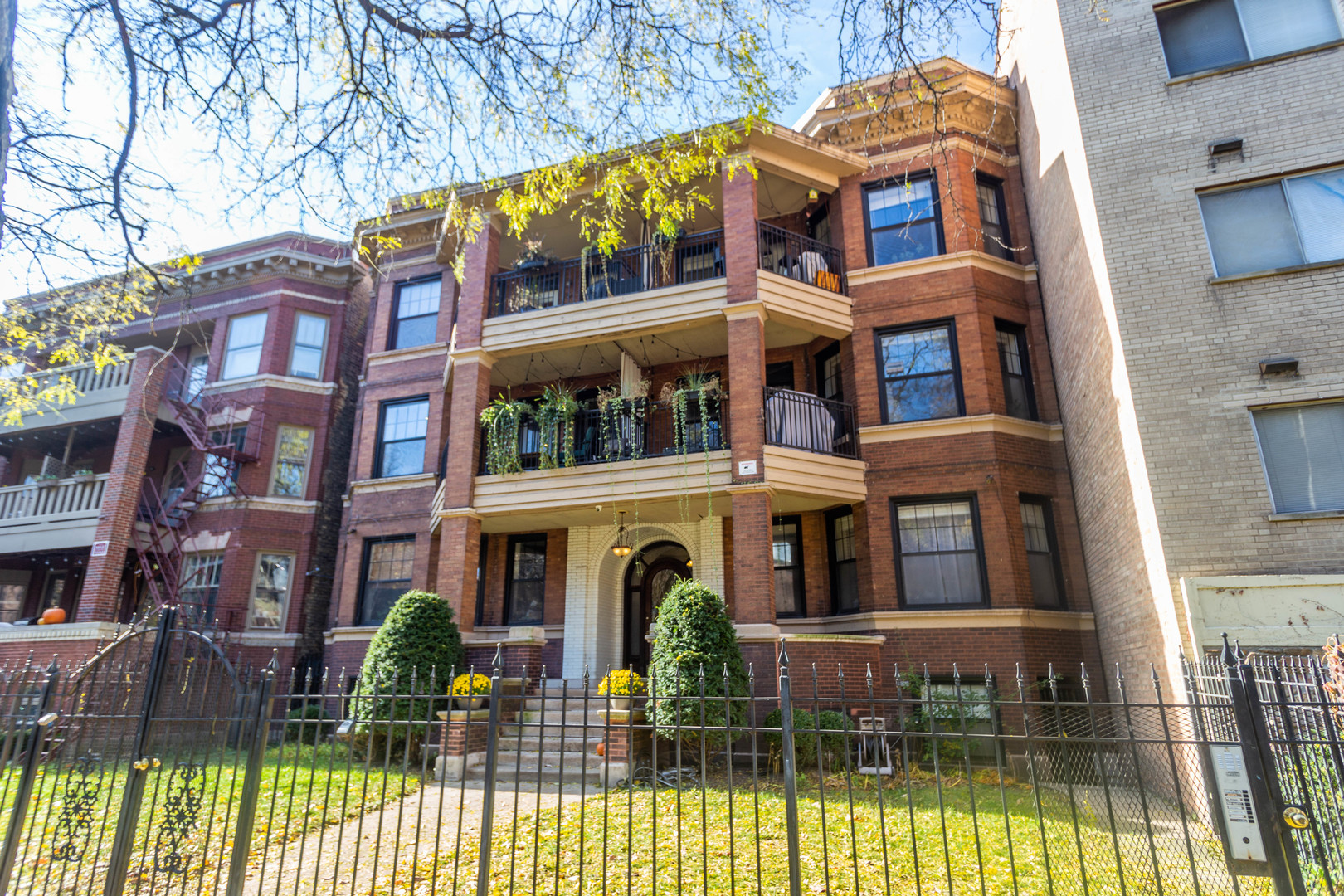 5444 North Winthrop Avenue, Unit GS Chicago, IL 60640 - Photo 1 of 18 a front view of a building with a garden