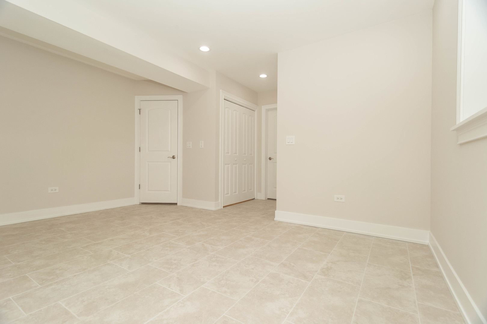 5444 North Winthrop Avenue, Unit GS Chicago, IL 60640 - Photo 11 of 18 an empty room with an entryway
