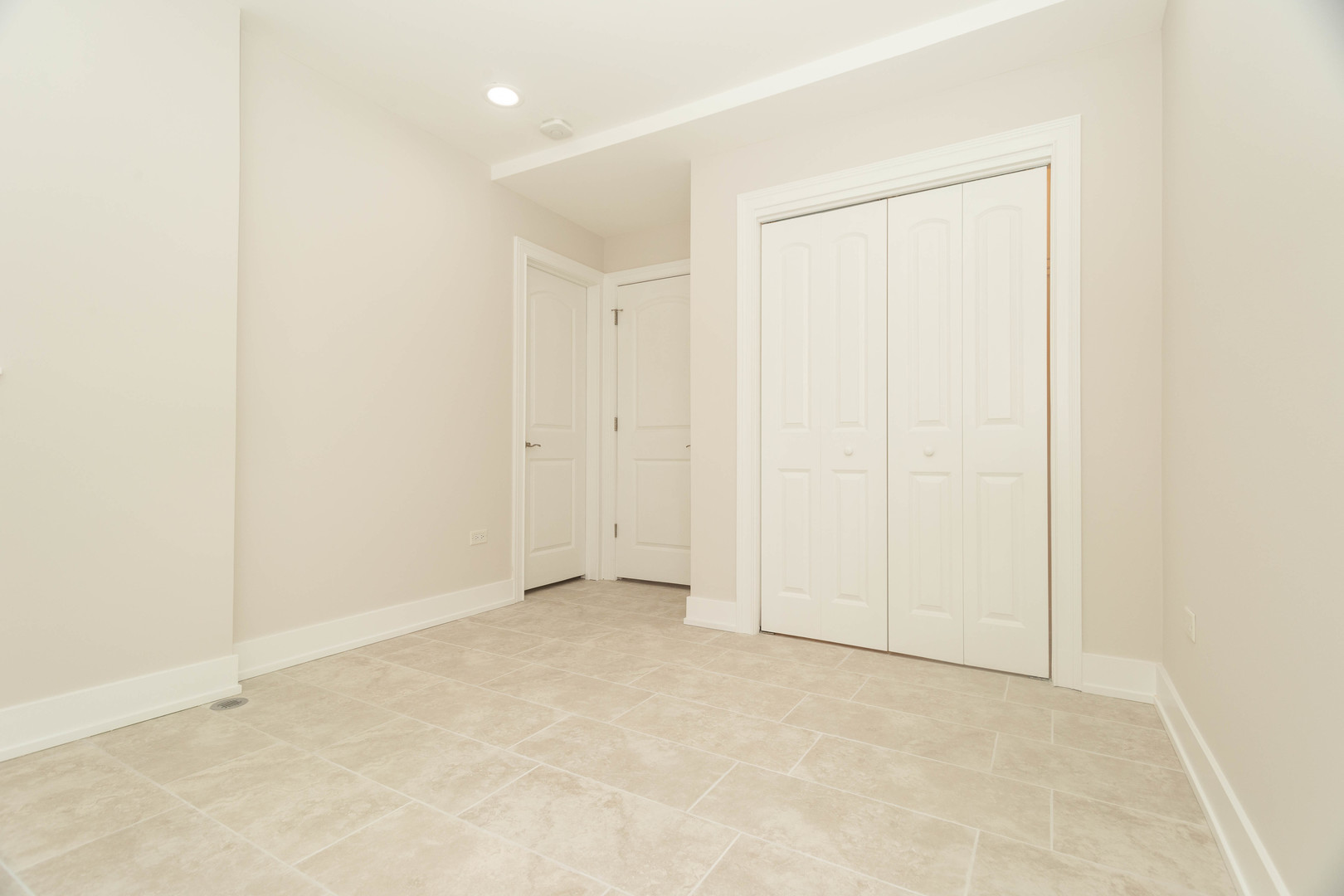 5444 North Winthrop Avenue, Unit GS Chicago, IL 60640 - Photo 16 of 18 an empty room with closet area