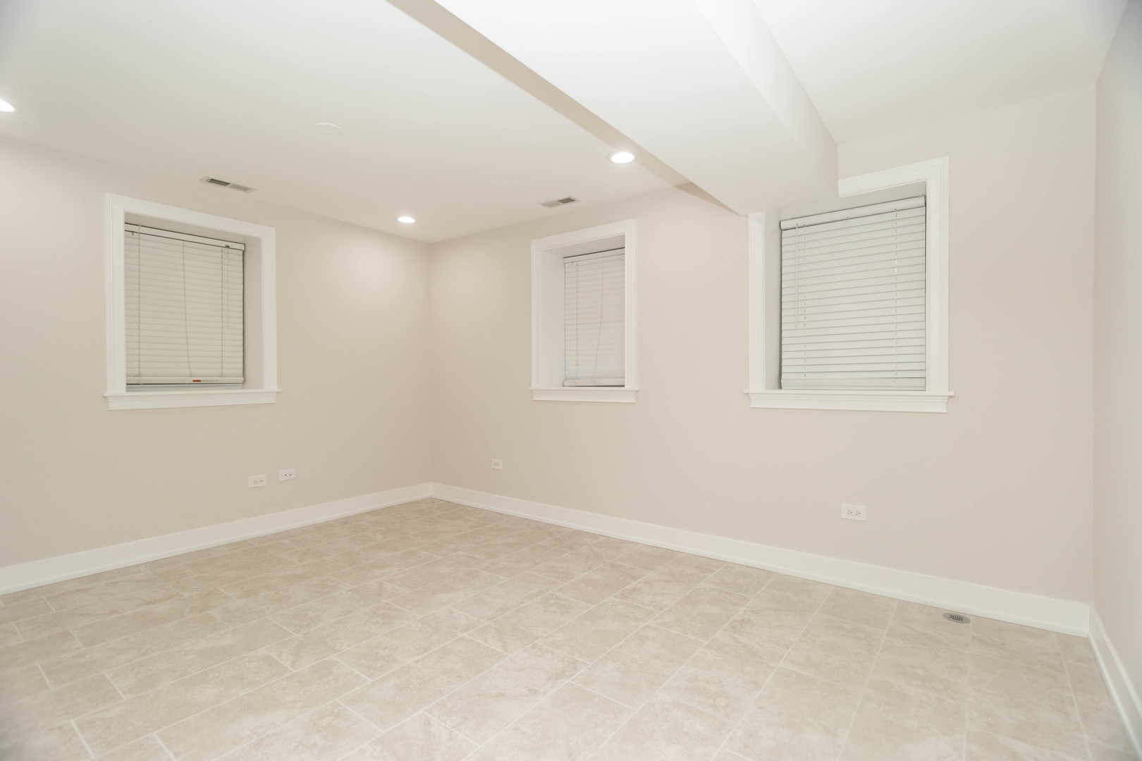 5444 North Winthrop Avenue, Unit GS Chicago, IL 60640 - Photo 9 of 18 an empty room with windows