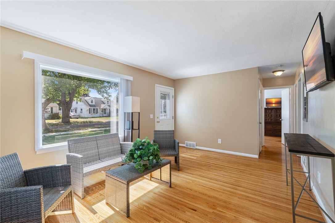 20 Studley Street Rochester, NY 14616 - Photo 7 of 35 Bright and open living room area