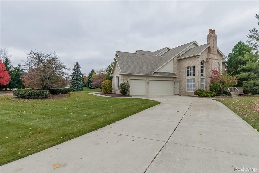 2692 Shorebrook Court Rochester, MI 48306 - Photo 2 of 55 002-Side_View-2181779-large.jpg