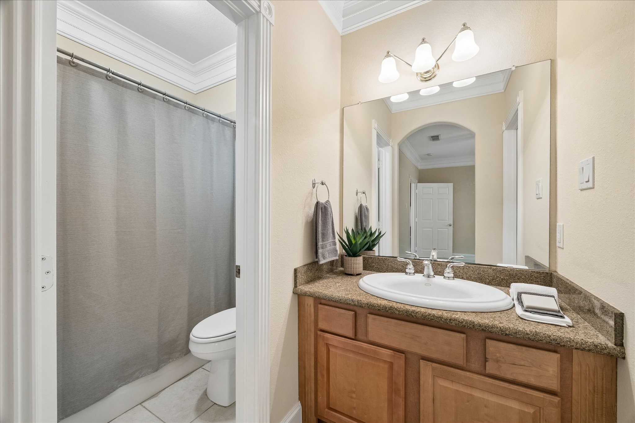 18202 County Road 40 Road Rosharon, TX 77583 - Photo 26 of 43 Private bath for secondary bedroom