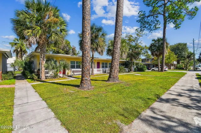 a view of a house with a yard