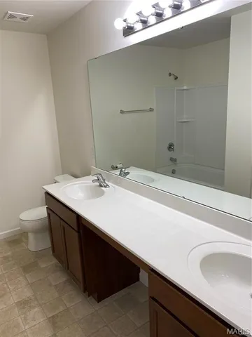 $2,400 | 518 Golden Leaf Court, Lake St. Louis, MO 63367