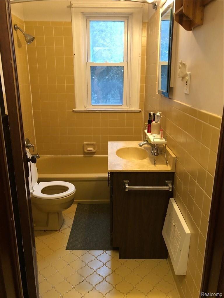 8112 Stephens Road Warren, MI 48089 - Photo 9 of 10 IMG_2885.jpg