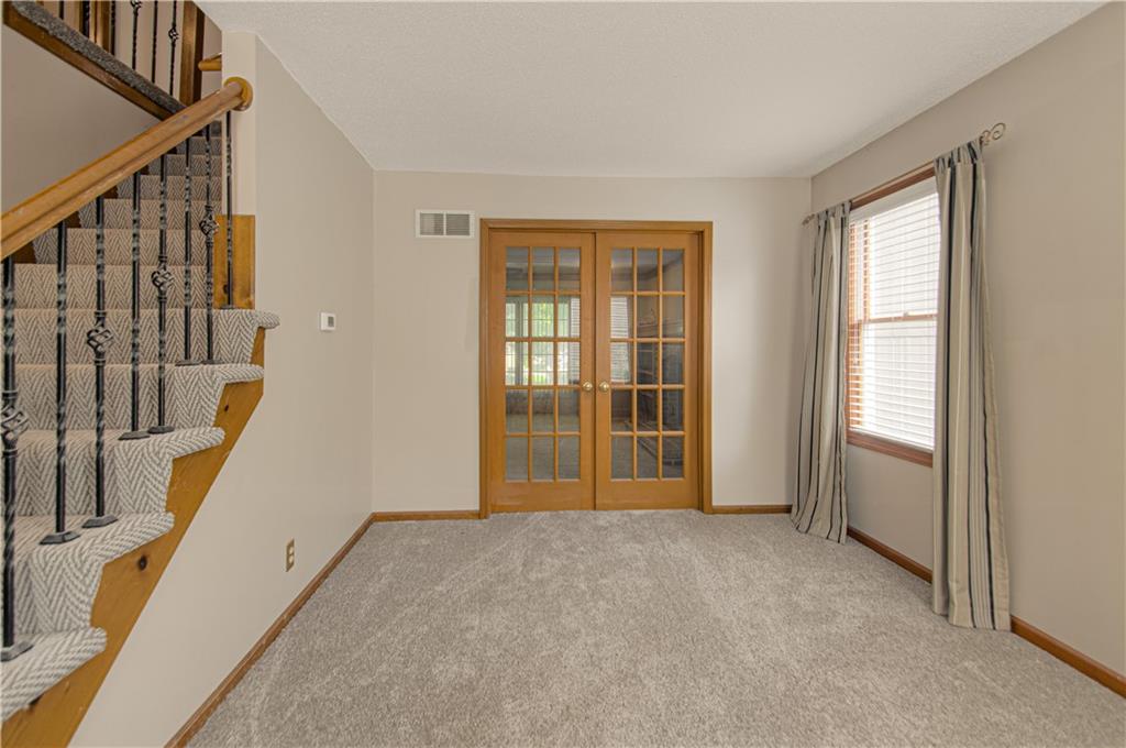 8209 Bell Road Lenexa, KS 66219 - Photo 6 of 49