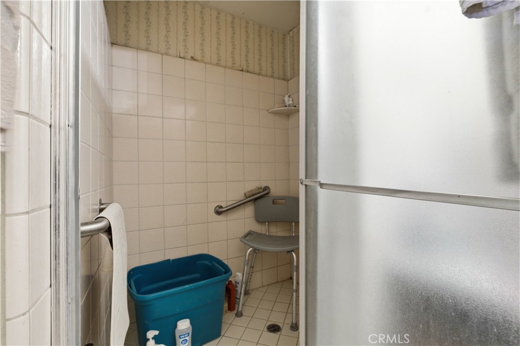 32787 Jagadon Road Lucerne Valley, CA 92356 - Photo 15 of 32 a bathroom with a shower