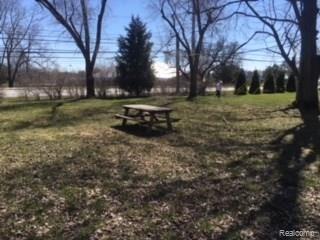 11 Wendelton Road Troy, MI 48084 - Photo 3 of 6 Large backyard with mature trees.