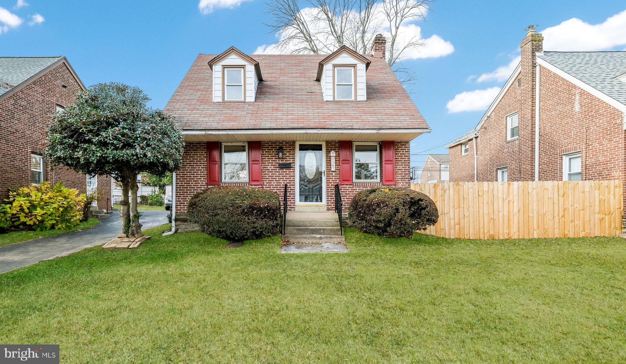 a view of a house with backyard and garden