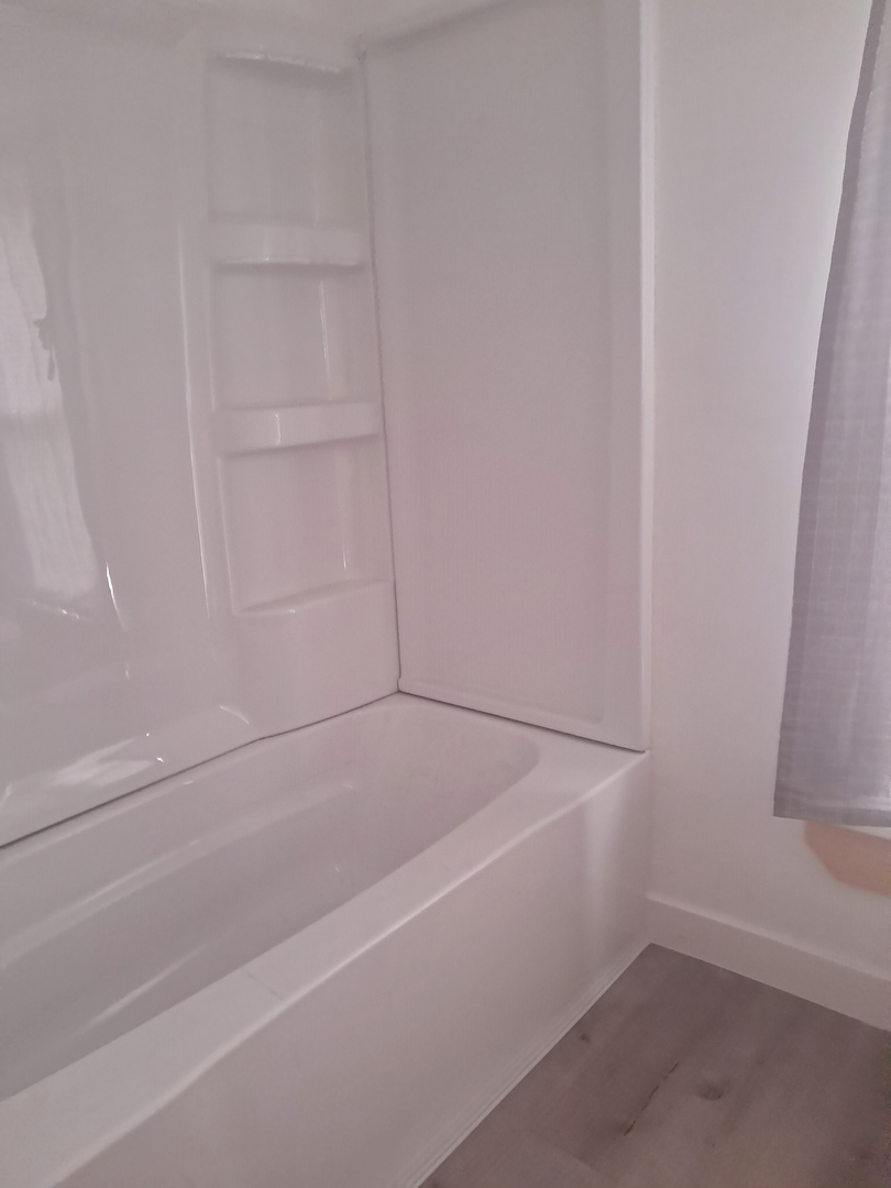 507 6th Avenue Sterling, IL 61081 - Photo 11 of 12 a bathroom with a bathtub