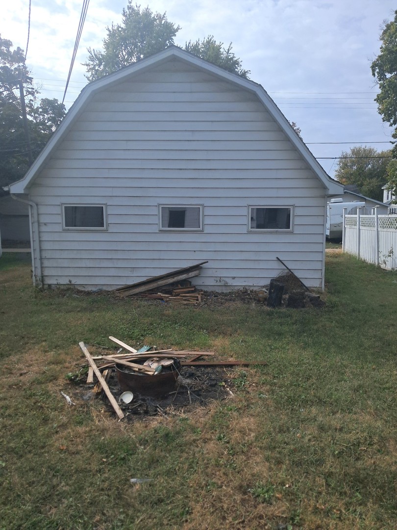 507 6th Avenue Sterling, IL 61081 - Photo 4 of 12 a backyard of a house