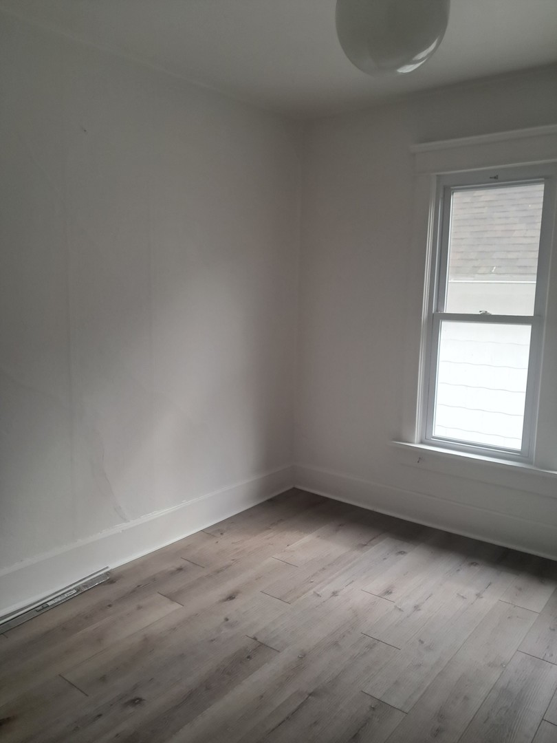 507 6th Avenue Sterling, IL 61081 - Photo 7 of 12 an empty room with a window