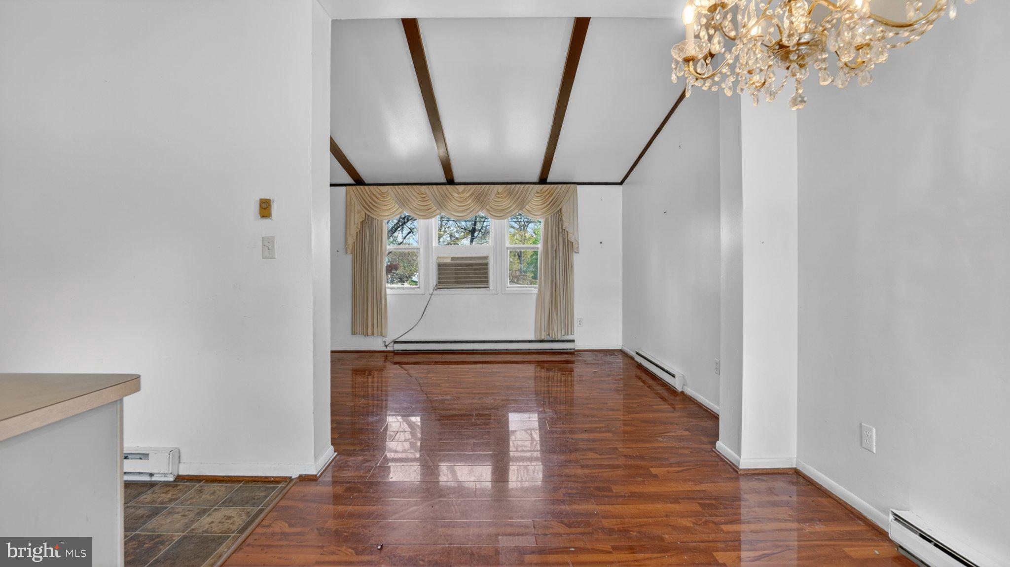 4 Boxwood Road Annapolis, MD 21403 - Photo 8 of 24 Spacious living area with natural light.