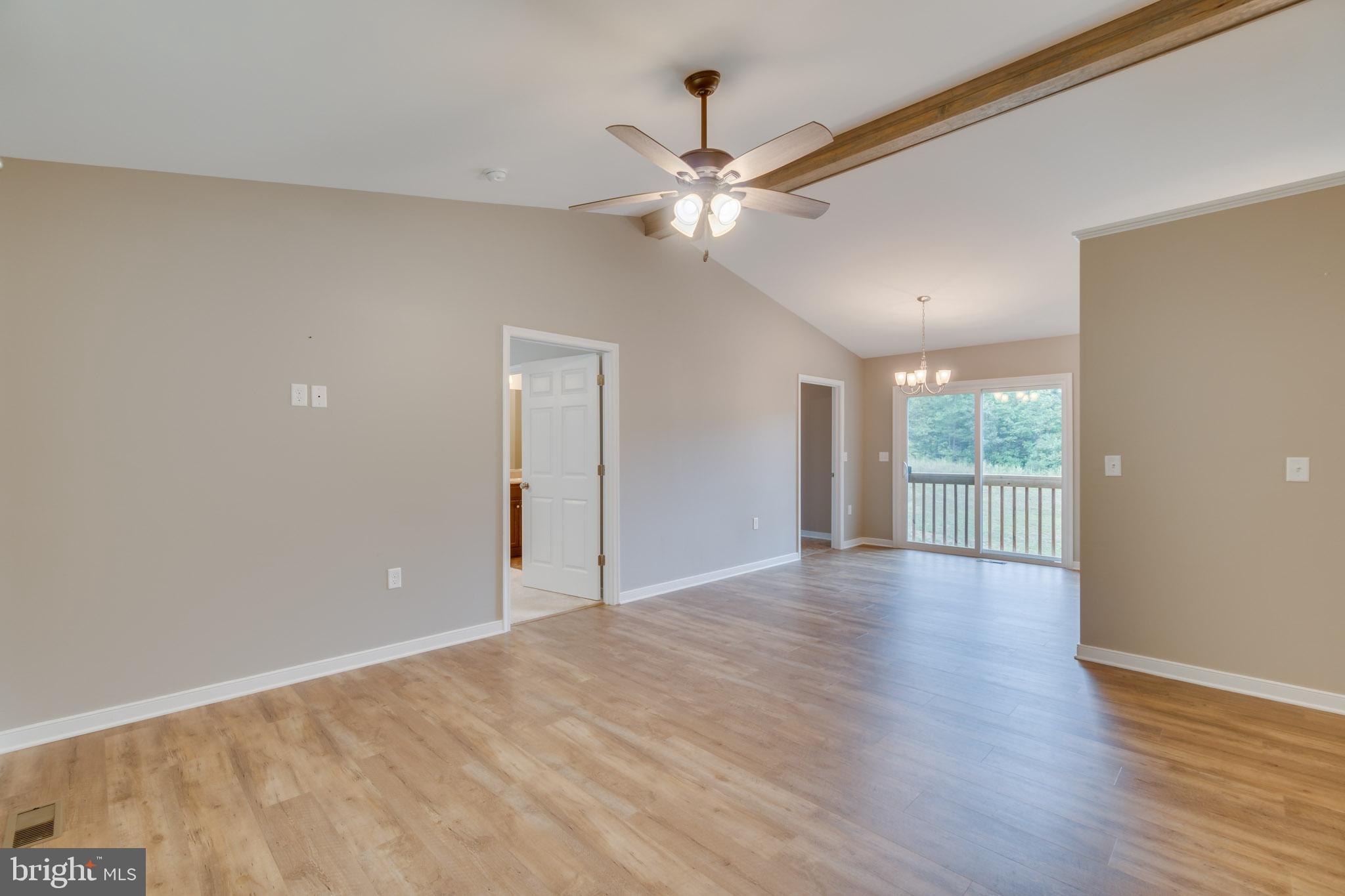 LARGE LIVING ROOM / CATHEDRAL CEILINGS