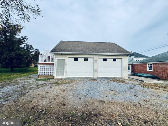 a view of entryway with a front door