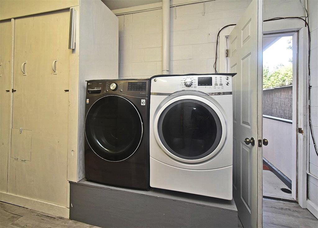31 Chip Court Kissimmee, FL 34759 - Photo 8 of 37 a utility room with dryer and washer