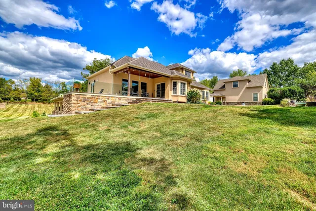 a view of a house with a yard balcony