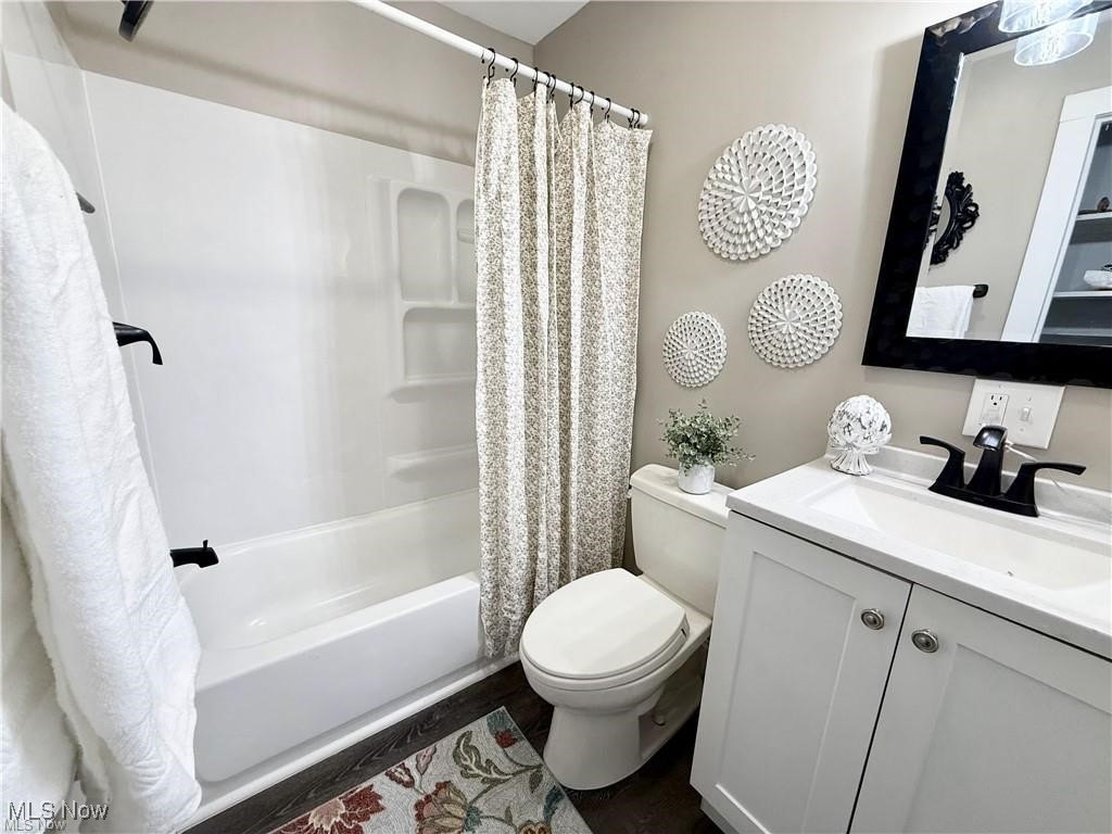 281 Sexton Street Struthers, OH 44471 - Photo 20 of 28 Bathroom with vanity and shower / bath combination with curtain
