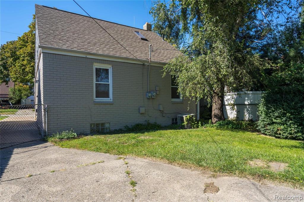 24844 Landau Center Line, MI 48015 - Photo 2 of 58