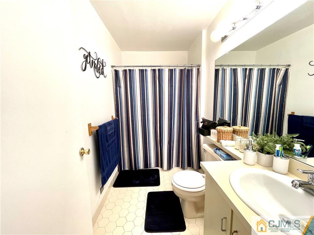 341 Wimbeldon Court North Brunswick, NJ 08902 - Photo 14 of 16 a bathroom with a sink a toilet and tub