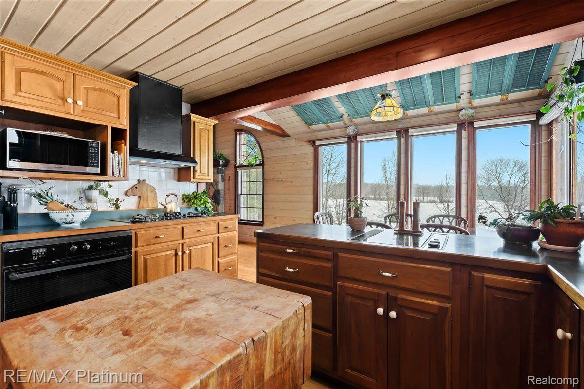 3566 Curdy Road Howell, MI 48855 - Photo 13 of 57 The perfect cooking space.