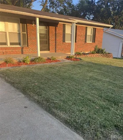 $325,000 | 1504 Ticonderoga Drive, St. Peters, MO 63376