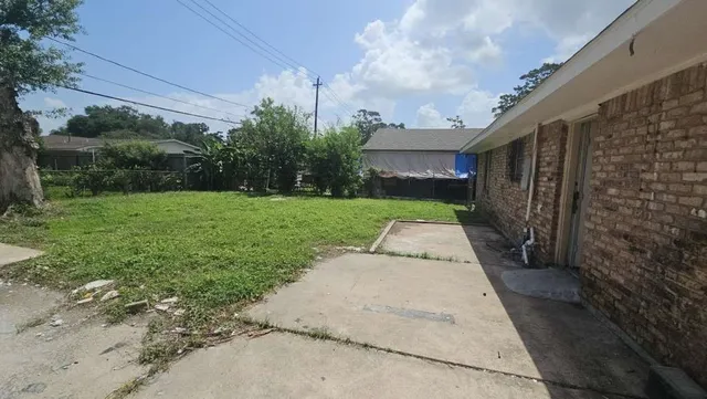 a view of a back yard